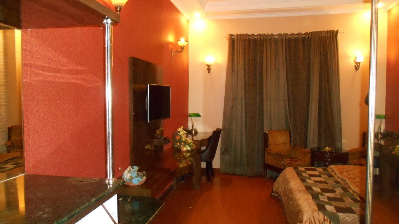 Diplomat Residency Otel Bareilly Dış mekan fotoğraf