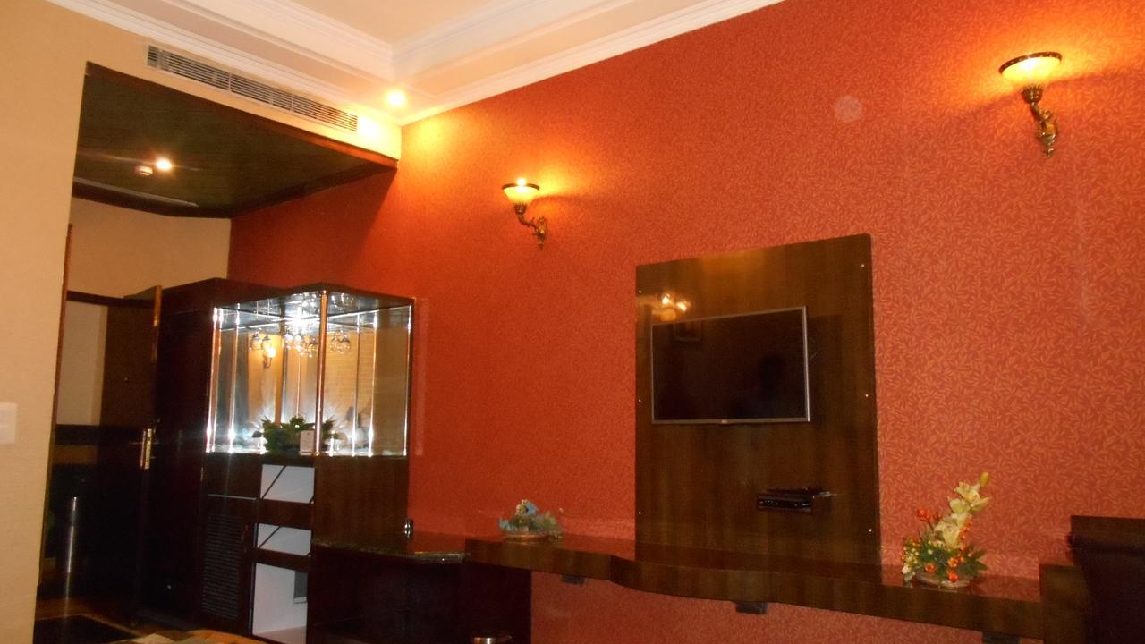 Diplomat Residency Otel Bareilly Dış mekan fotoğraf