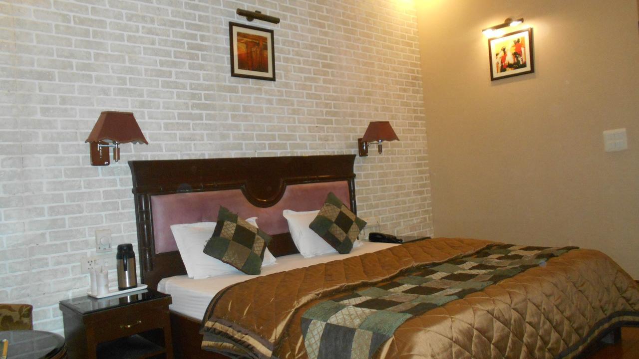 Diplomat Residency Otel Bareilly Dış mekan fotoğraf